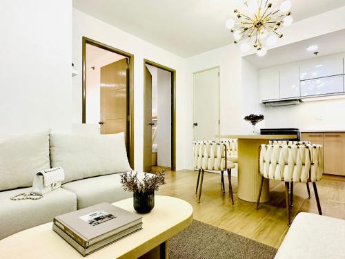 大雅台Elegant, and Family-Friendly 2BR in Pine Suites的客厅配有沙发和桌子