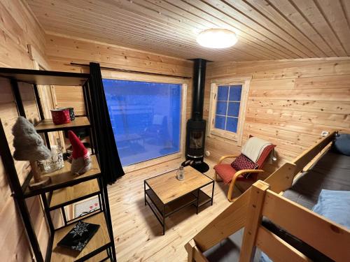 伊瓦洛Aurora Room的小木屋享有高空美景,设有客厅。