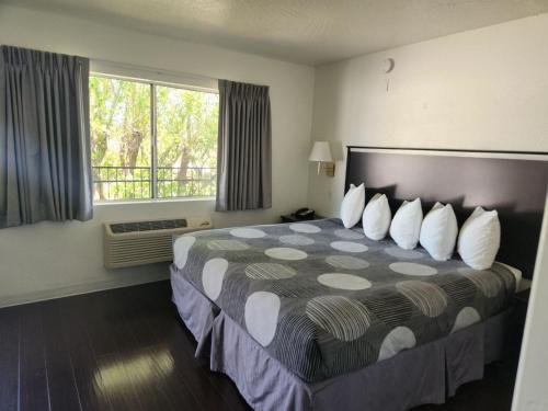 卡顿伍德The View Motel的酒店的客房 - 带枕头和窗户