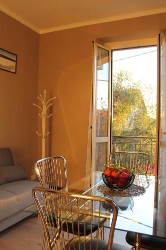卡塞勒托瑞尼斯B&R Apartment的一间用餐室,配有一张玻璃桌和一碗水果