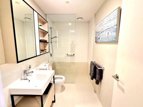 Werribee South309 Waterfront的白色的浴室设有水槽和卫生间。
