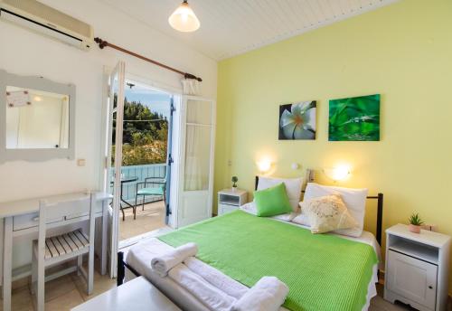 阿约斯尼奇塔斯Hotel Selini的一间卧室配有一张绿色的床和一张书桌