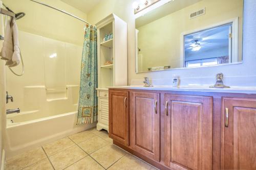 哈特勒斯Sandalwood Sunrise 823 #205DS-H的一间带水槽、浴缸和淋浴的浴室