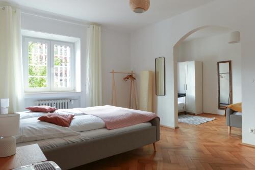 因戈尔施塔特FAWAY Charmante Atmosphäre - Parken - Netflix的白色的卧室设有床和窗户