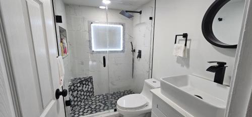塔马拉克Private Cozy & Spacious Room at a house with pool的带淋浴、卫生间和盥洗盆的浴室