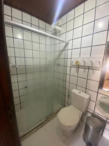 莫罗圣保罗Casa Gaúcho的白色的浴室设有卫生间和水槽。