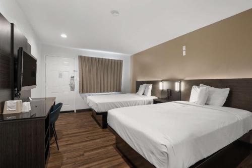 埃斯孔迪多埃斯孔迪多6号汽车旅馆的酒店客房设有两张床和电视。