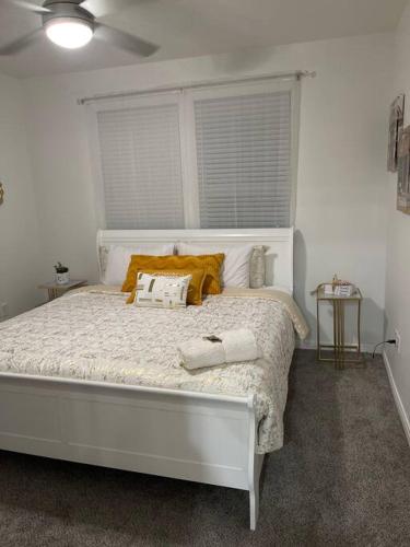 休斯顿Midtown Getaway的卧室内的一张带两个枕头的白色床