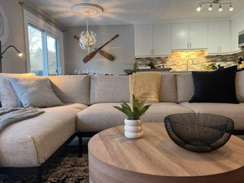 布雷斯布里奇Casa Azul的客厅配有沙发和桌子