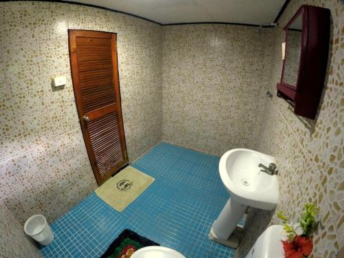 Naviti IslandKorovou Eco Tour Resort的一间带卫生间和水槽的浴室