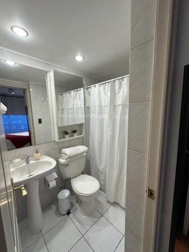 圣地亚哥Depto Las Condes- Est Español的白色的浴室设有卫生间和水槽。