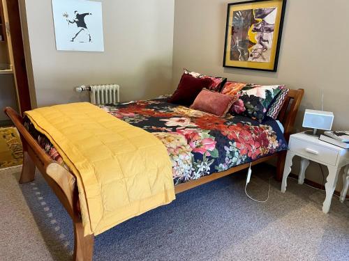 亚历山德拉Studio 585的一间卧室配有一张带五颜六色棉被的床