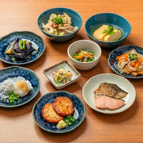 神户Kobe Hotel Juraku的木桌上一组食物