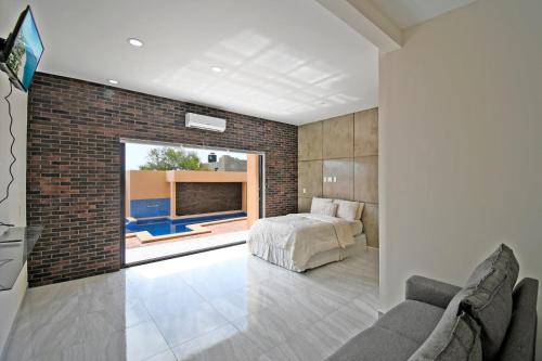 El SargentoStella Maris的一间卧室设有一张床和砖墙