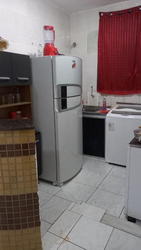 萨尔瓦多Apartamento 1 Quarto No Centro para até 2 pessoas的厨房配有白色冰箱和炉灶。