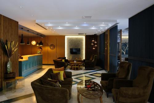 ÇekirgeTurk Inn Ferro Hotel的带沙发和桌子的客厅