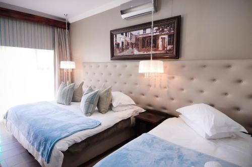 VryburgAbella Bed and Breakfast的酒店客房设有两张床和窗户。