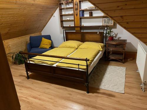 波切尼斯Penzion Olga Hajasova的一间卧室配有双层床和蓝色的沙发