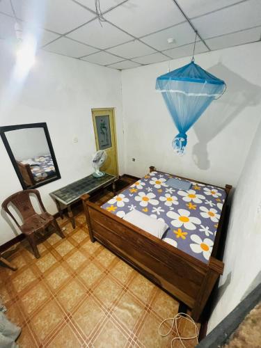 HidaGaloya30 hotel & safari的一间卧室配有一张床、一张桌子和一面镜子