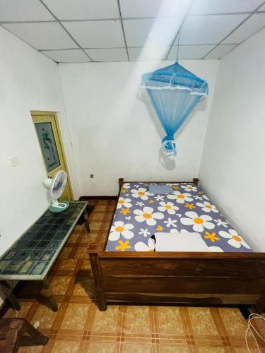 HidaGaloya30 hotel & safari的小房间设有一张床和一张桌子