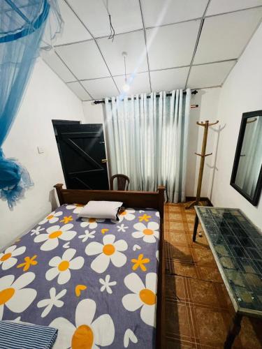 HidaGaloya30 hotel & safari的一间卧室,床上放着鲜花