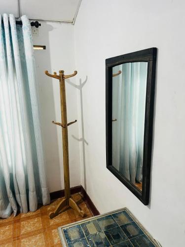 HidaGaloya30 hotel & safari的镜子和镜子旁的窗口