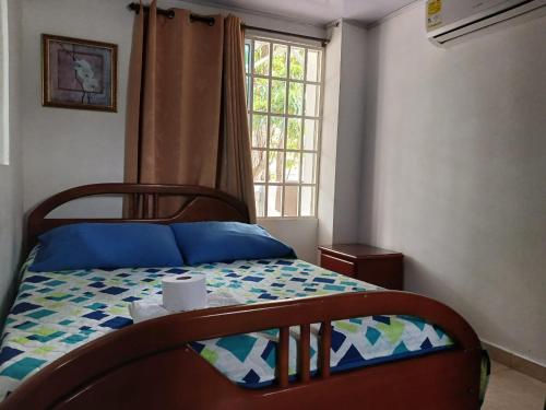 巴兰基亚HABITACIÓN INDEPENDIENTE y APARTAESTUDIO MONOAMBIENTE的一间卧室配有一张带床罩的床和窗户