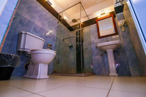 希克杜沃Hotel Wewala Beach的浴室设有2个卫生间和水槽