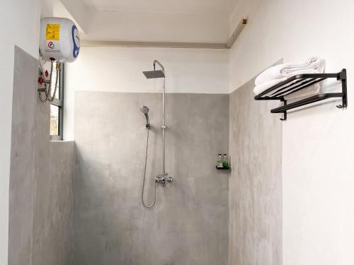 阿鲁沙Njiro Climax的带淋浴喷头的浴室