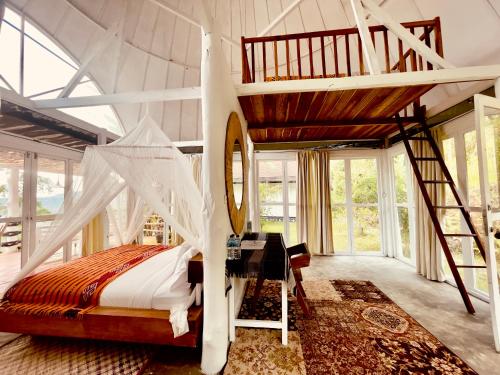 BajawaManulalu Jungle的一间卧室配有双层床和书桌