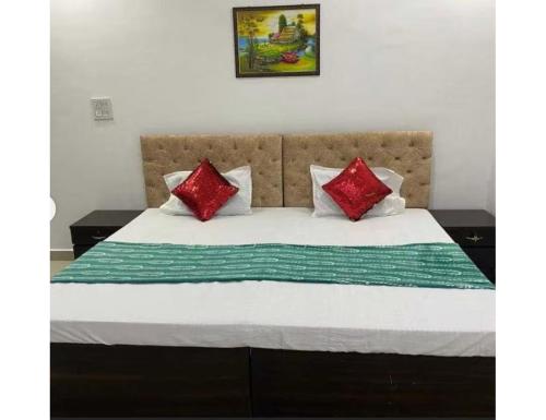 占西Hotel Subh Ratri, Jhansi的一张带红色和白色枕头的床
