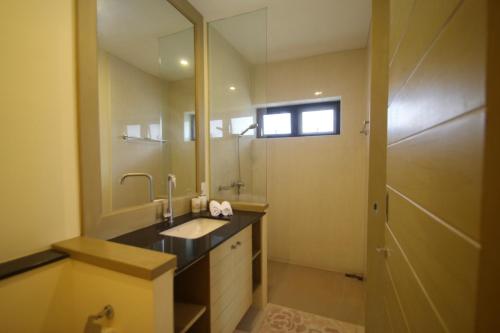 邦萨雷Talay Sawan Pool Villa 27-12的一间带水槽和镜子的浴室