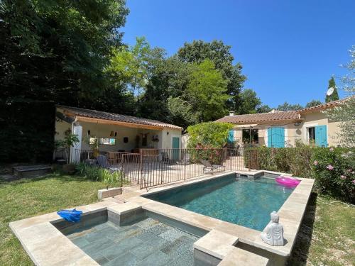 赛尼翁Villa La Ressourcerie a Saignon的一座房子的院子内的游泳池