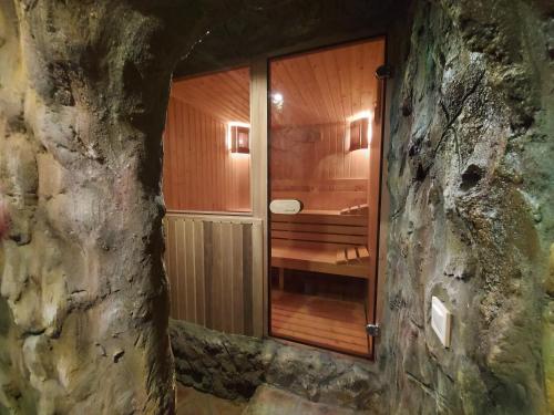 德里亚诺沃Самостоятелна Вила в Хаджи Марковата къща за гости в Дряново的浴室设有石墙内的木制淋浴