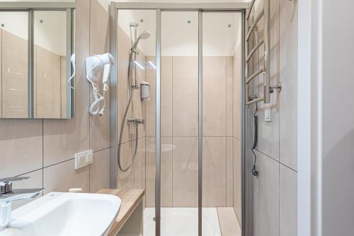 里加Dandelion Apartments Ģertrūdes的带淋浴和盥洗盆的浴室