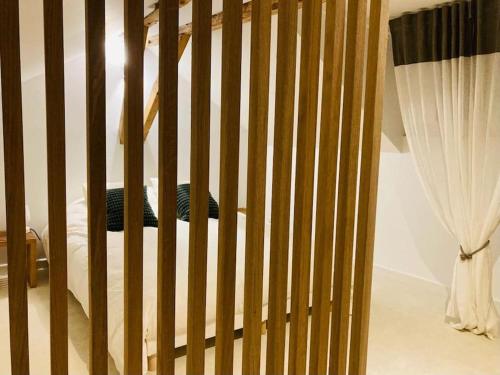 波城Magnifique Loft rénové-Quartier Culturel - Bureau的卧室配有木床和窗帘