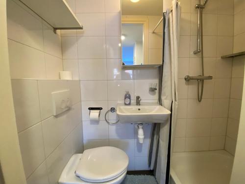 滨海卡特韦克De Meerval的白色的浴室设有卫生间和水槽。