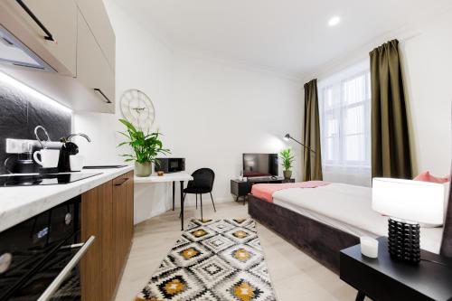 里加RIGAAPARTMENT ELIZABETES 22 Self-Service Aparthotel的一室公寓 - 带一张床和厨房