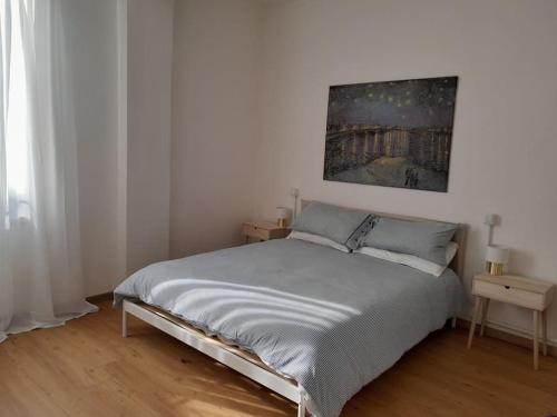 博洛尼亚La Casa in Sant'Apollonia的一间卧室配有一张壁画床