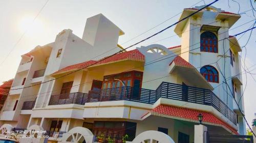 PrayagrajMauji's Villa Hotel & Guest House的一座大型建筑,上面有钟