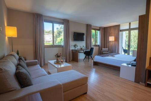 巴尔罗马内斯Hotel Golden Barcelona的带沙发和床的大型客厅