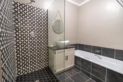 布隆方丹Glenmore Guesthouse的带浴缸和盥洗盆的浴室