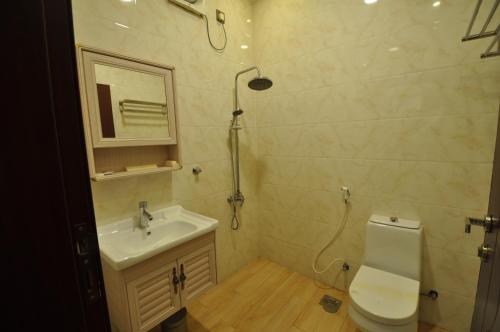 延布Fakher Yanbu 3 Furnished Units的一间带卫生间、水槽和镜子的浴室