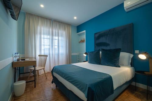 阿威罗D'Ávila Peixinho 180的蓝色的卧室配有床、桌子和书桌