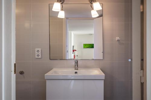 托里代巴拉AT013 Torremunts的一间带水槽和镜子的浴室