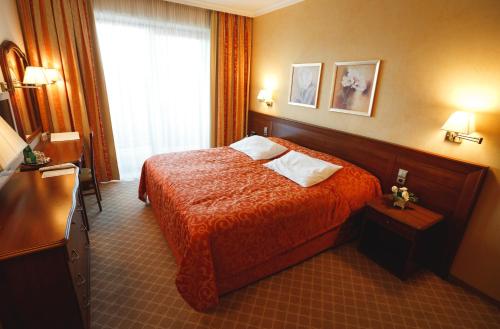 多纳瓦利Residence Hotel的酒店客房设有床和窗户。