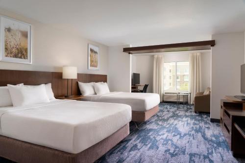 蒙特罗斯阿克伦城费尔劳恩费尔菲尔德客栈 的酒店客房配有两张床和一张书桌