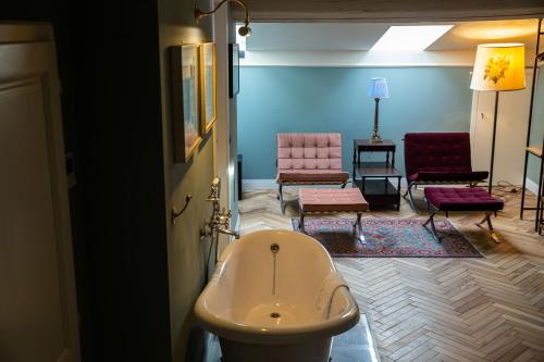 佛罗伦萨Stella d'Italia的一间设有两把椅子和浴缸的浴室