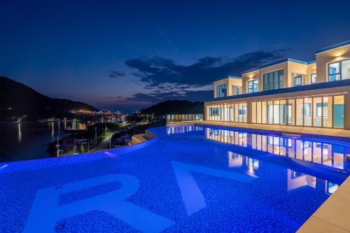 Yeosu Blueara Premium Pool Villa内部或周边的泳池