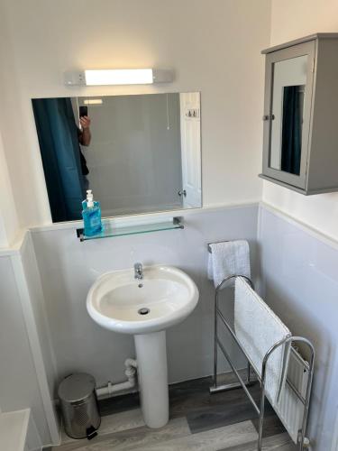谢林汉姆SeaCross Sheringham Norfolk Coast 3 Bed Detached house的一间带水槽和镜子的浴室